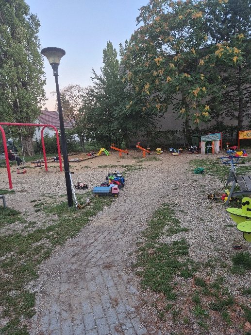 Detské ihrisko v Prievoze – zanedbaný priestor pri preliezkach
