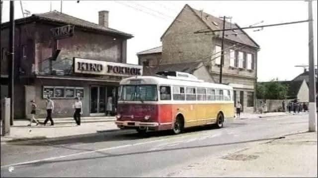 Kino Pokrok v Prievoze, historická fotografia s trolejbusom