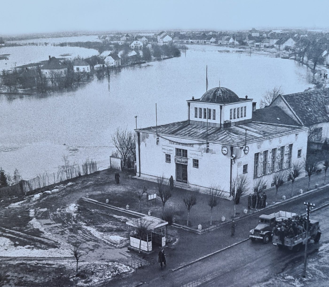 Prievozská radnica počas povodne, historická fotografia zhora