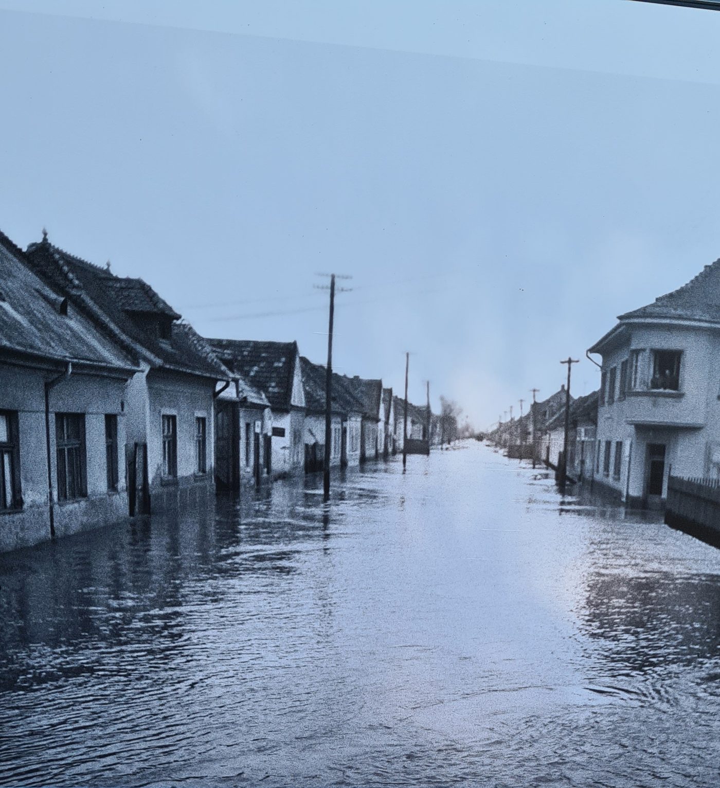Zaplavená ulica v Prievoze na historickej fotografii
