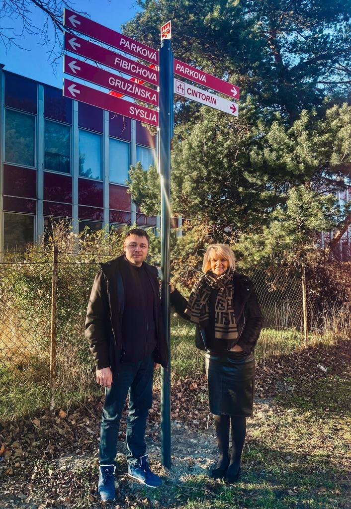 Smerové tabule s názvami ulíc Parková, Fibichova, Gruzínska, Syslia a smer na cintorín